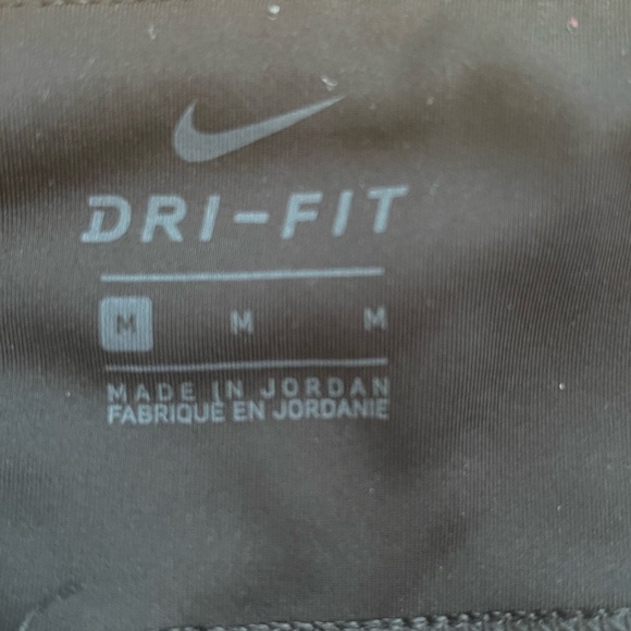 Nike women’s leggings with back pocket - Picture 1 of 3
